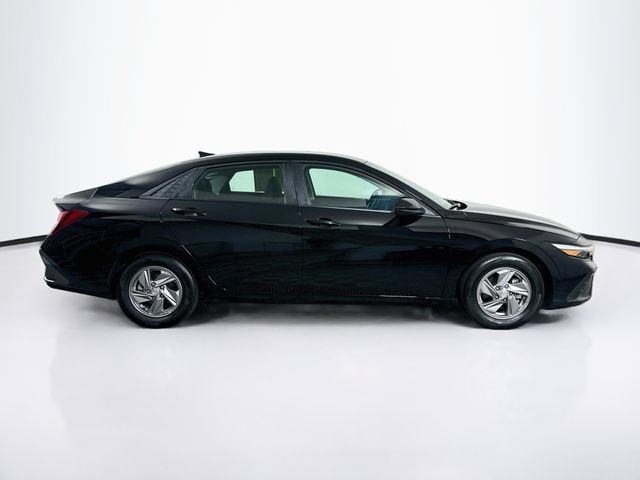 Certified 2026 Hyundai Elantra SE w/ Cargo Package FWD image 10