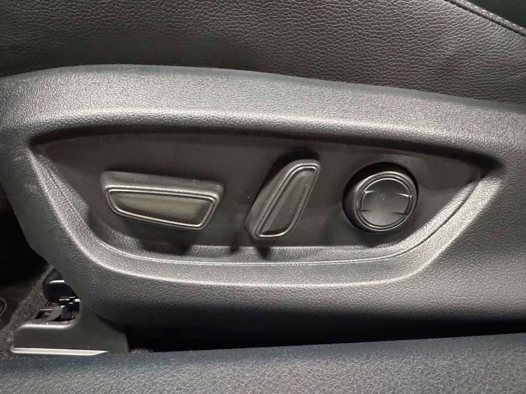 Used 2025 Toyota Camry SE image 14