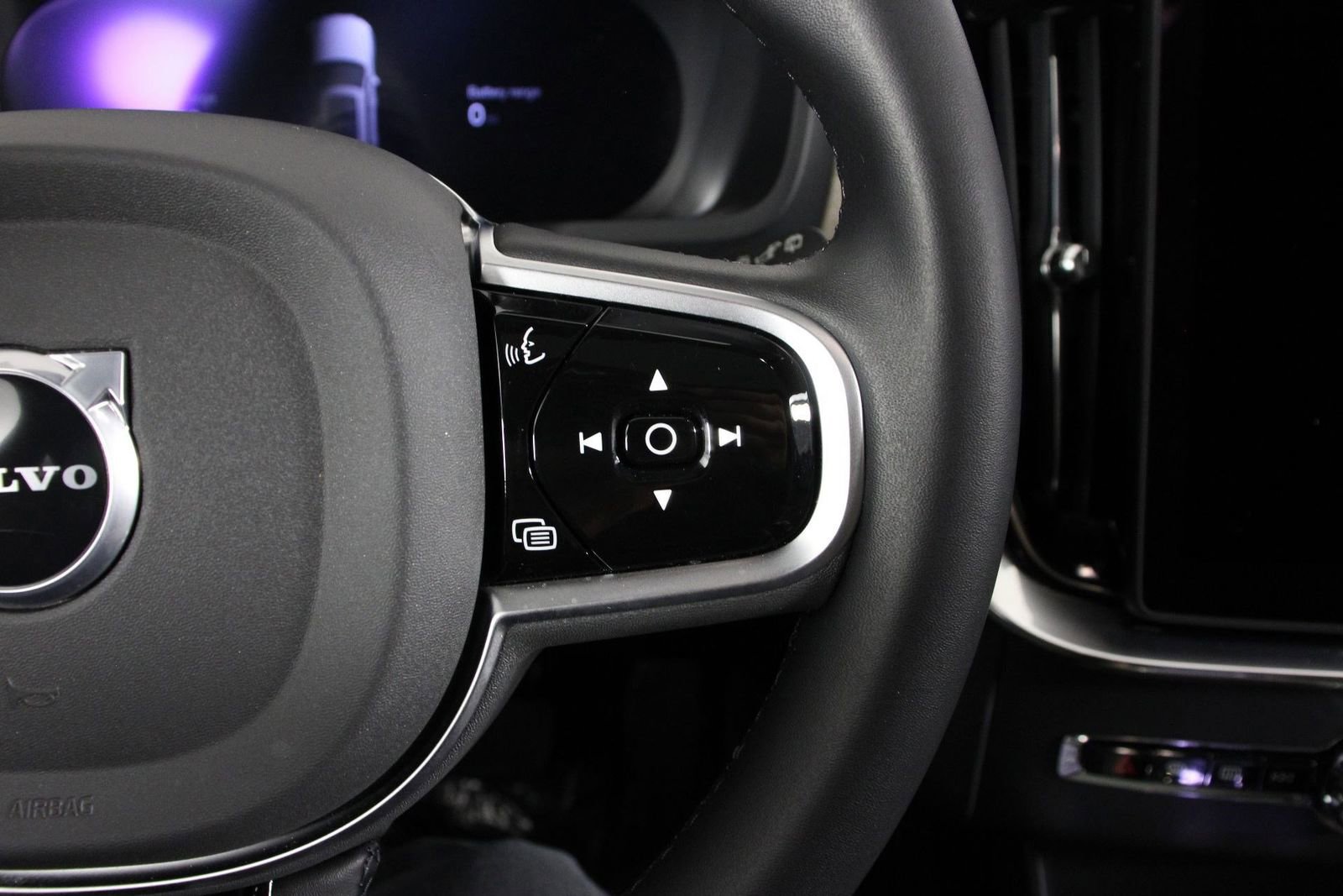 Certified 2025 Volvo XC90 T8 Plus AWD/4WD image 11