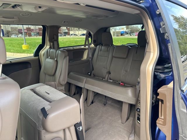 Used 2016 Chrysler Town & Country Touring-L w/ Driver Convenience Group image 14