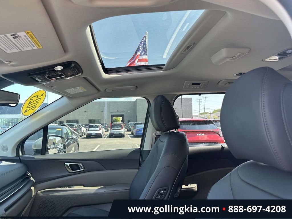 Certified 2025 Kia Carnival SX FWD image 17
