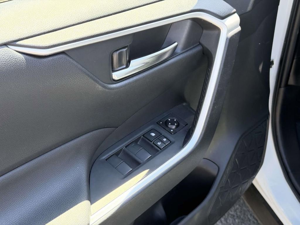 Used 2019 Toyota RAV4 XLE w/ Convenience Package image 18