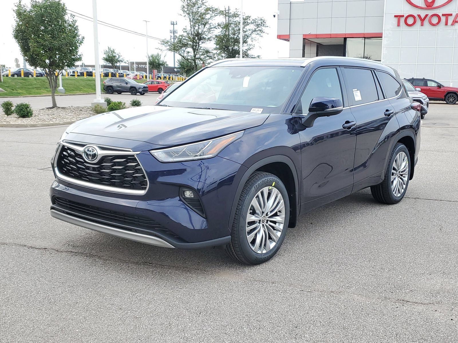 New 2026 Toyota Highlander Platinum AWD/4WD image 2