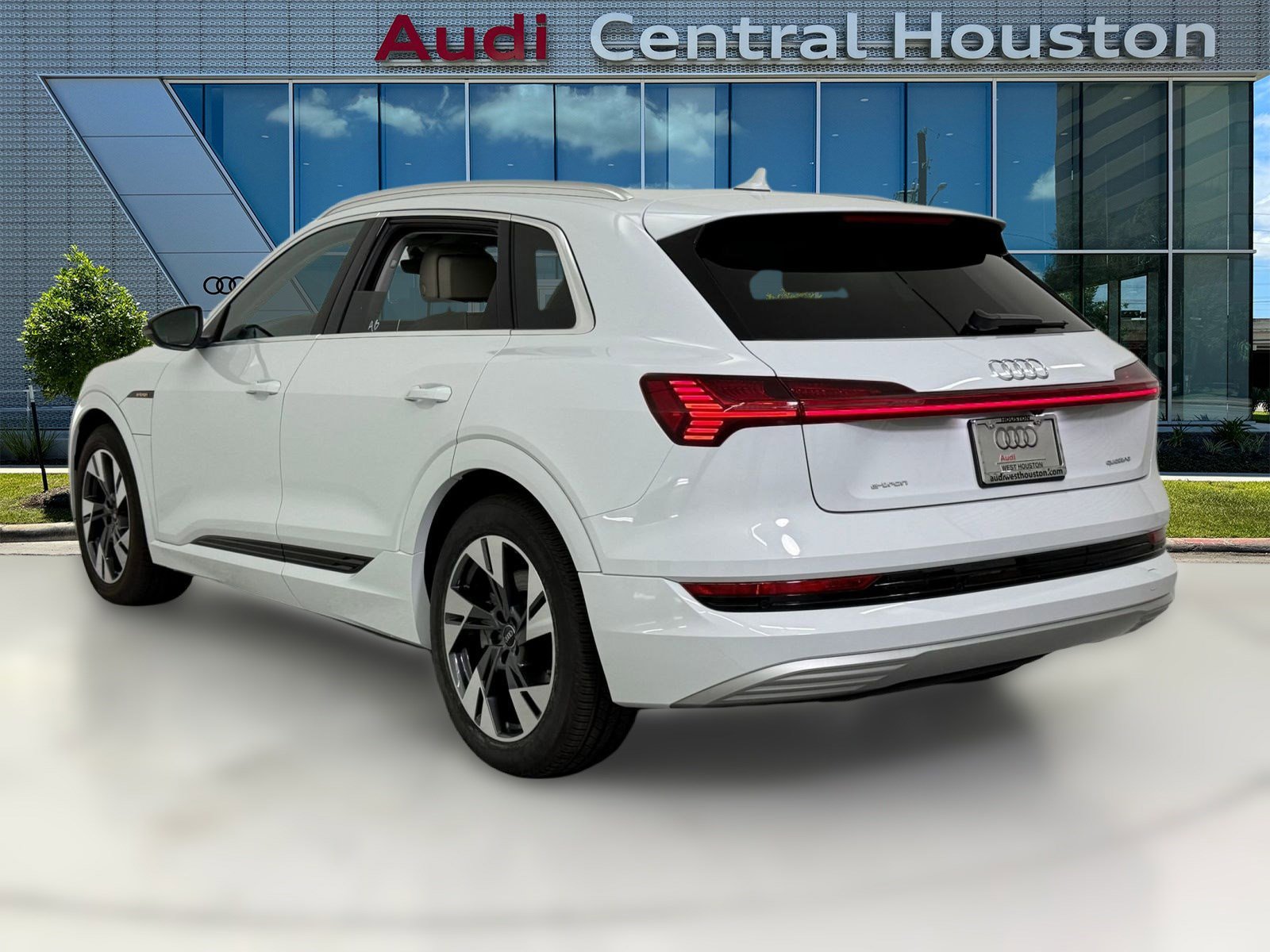 Used 2022 Audi e-tron Premium w/ Interior Protection Package image 3