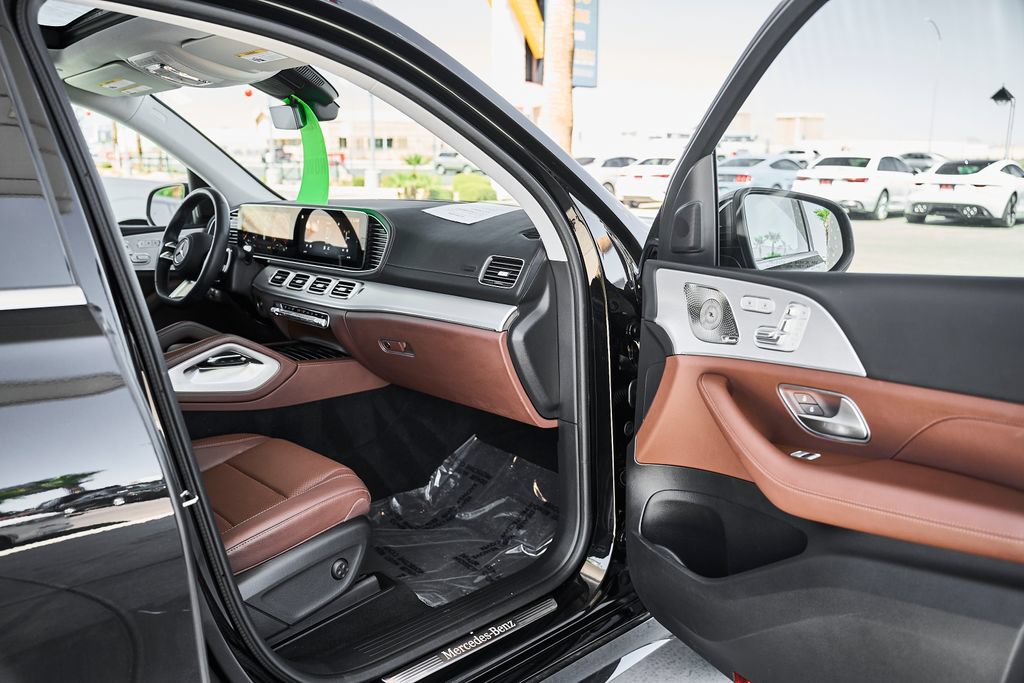 Used 2025 Mercedes-Benz GLS 450 4MATIC image 12