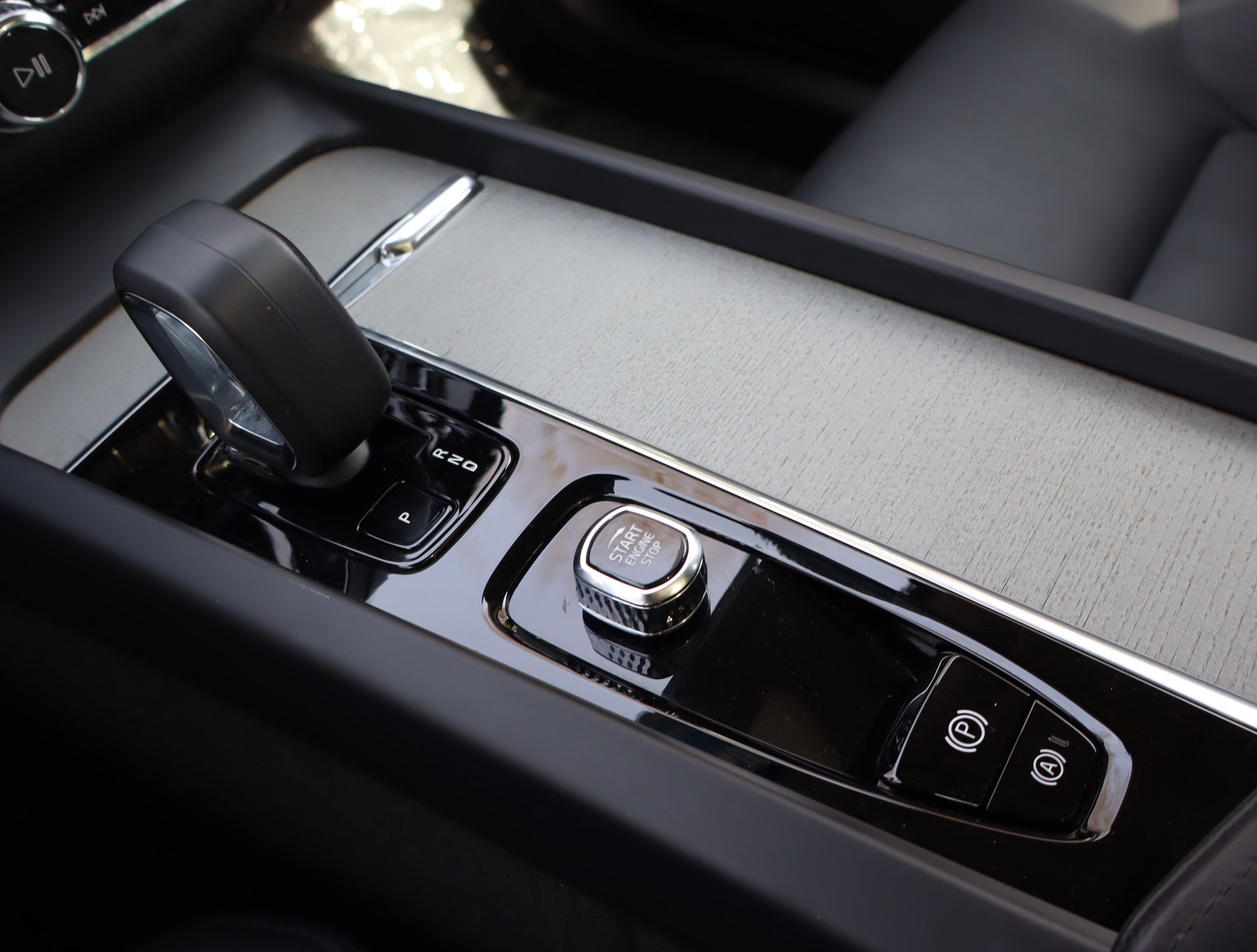 Used 2025 Volvo XC60 B5 Plus image 32