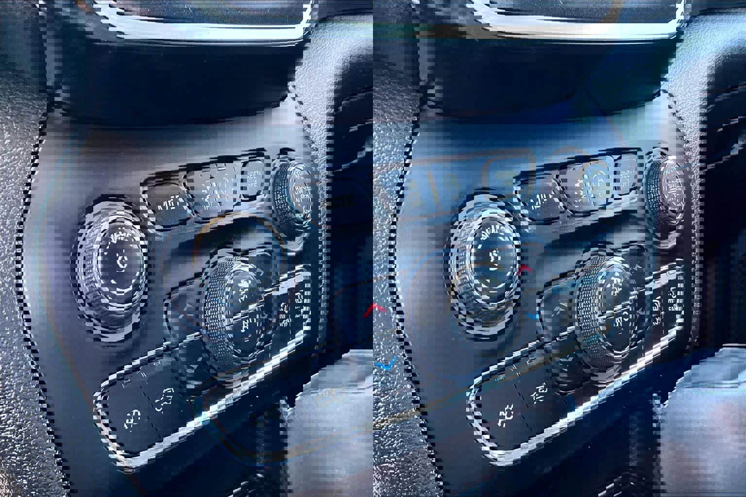 Used 2021 Jeep Cherokee Trailhawk w/ Technology Group image 32