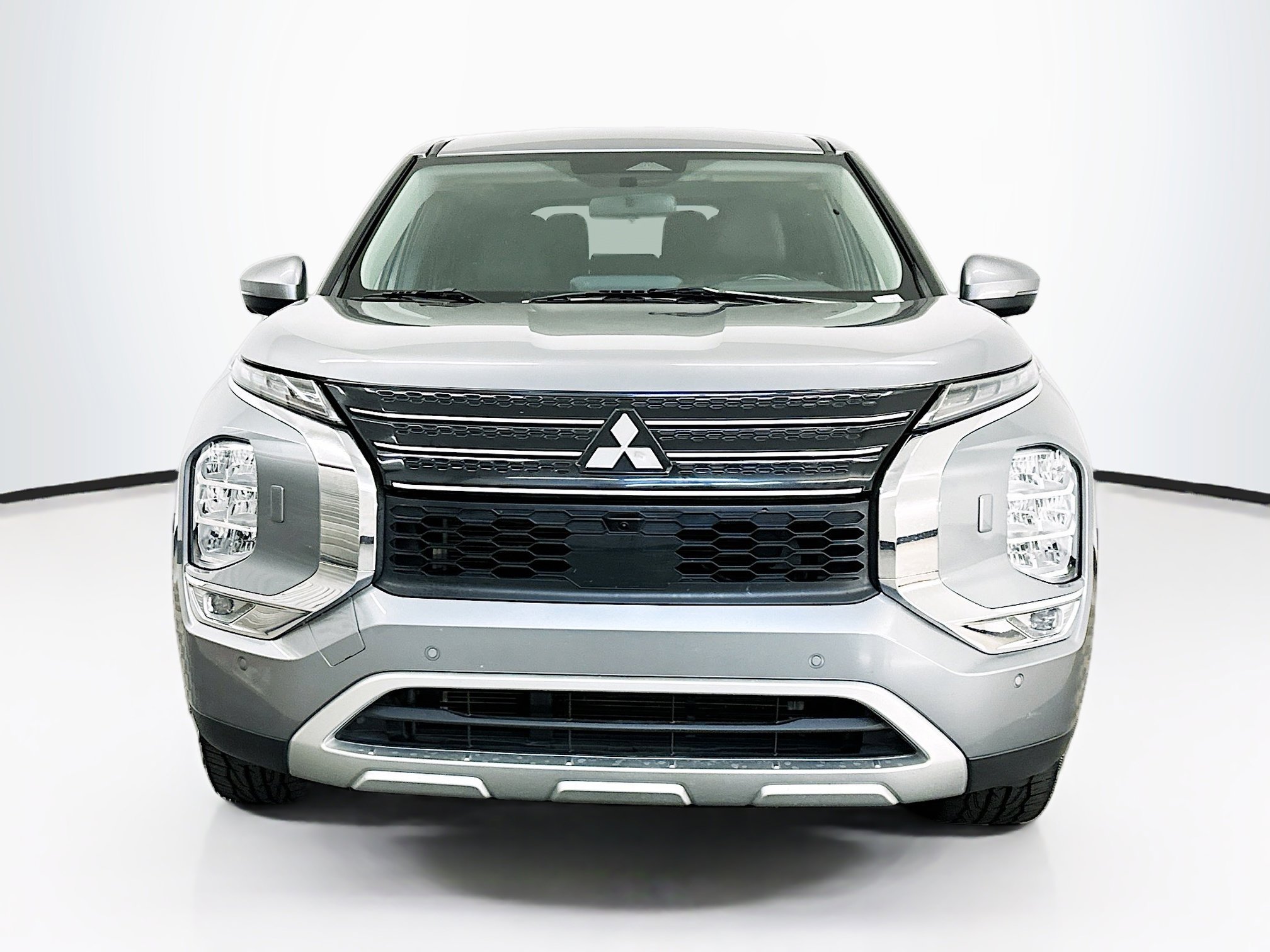 Used 2024 Mitsubishi Outlander SE image 2