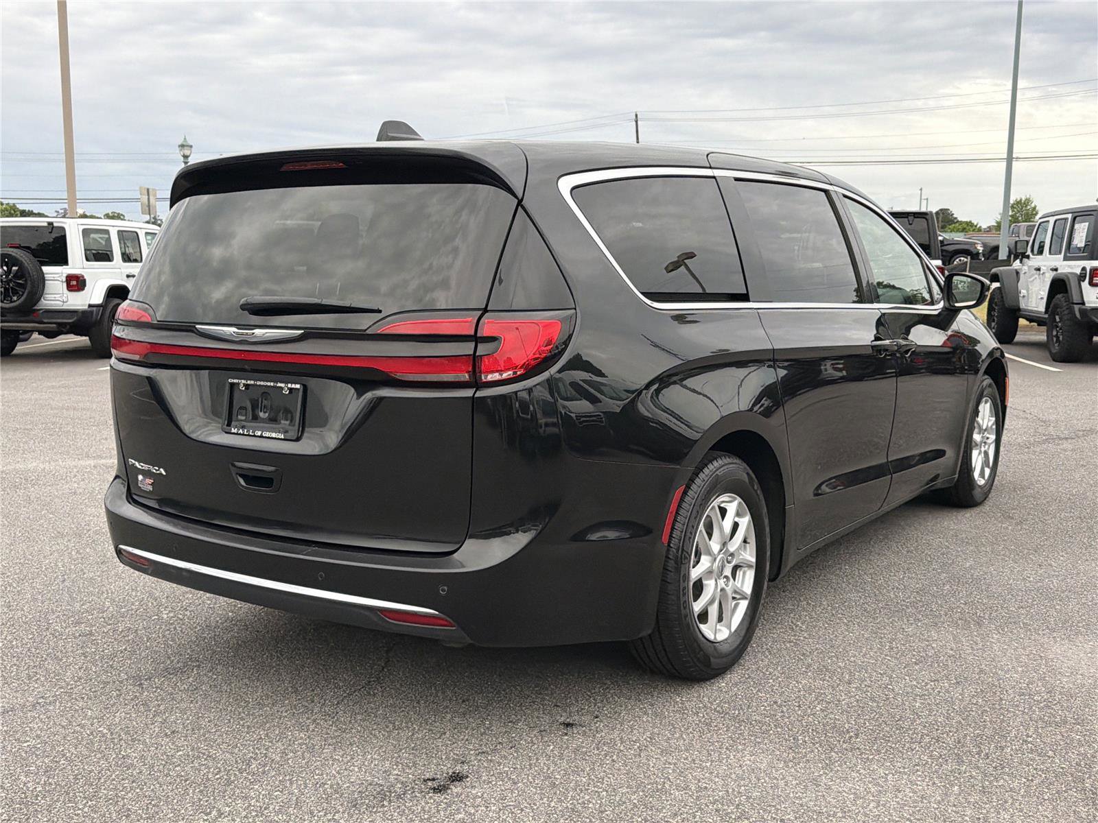 Used 2023 Chrysler Pacifica Touring-L FWD image 5