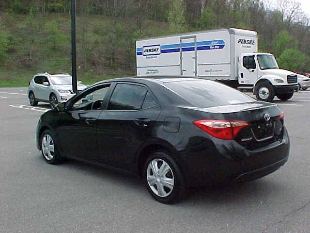 Used 2017 Toyota Corolla LE FWD image 6