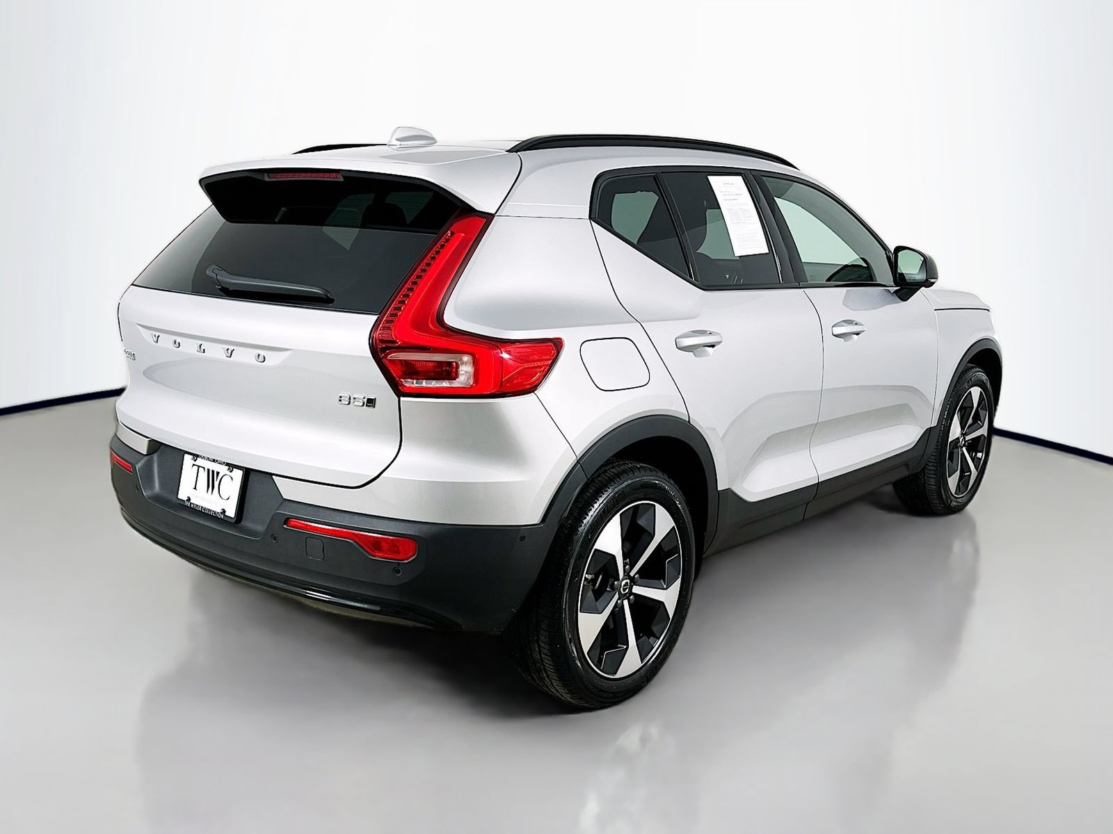 Used 2025 Volvo XC40 B5 Plus AWD/4WD image 5