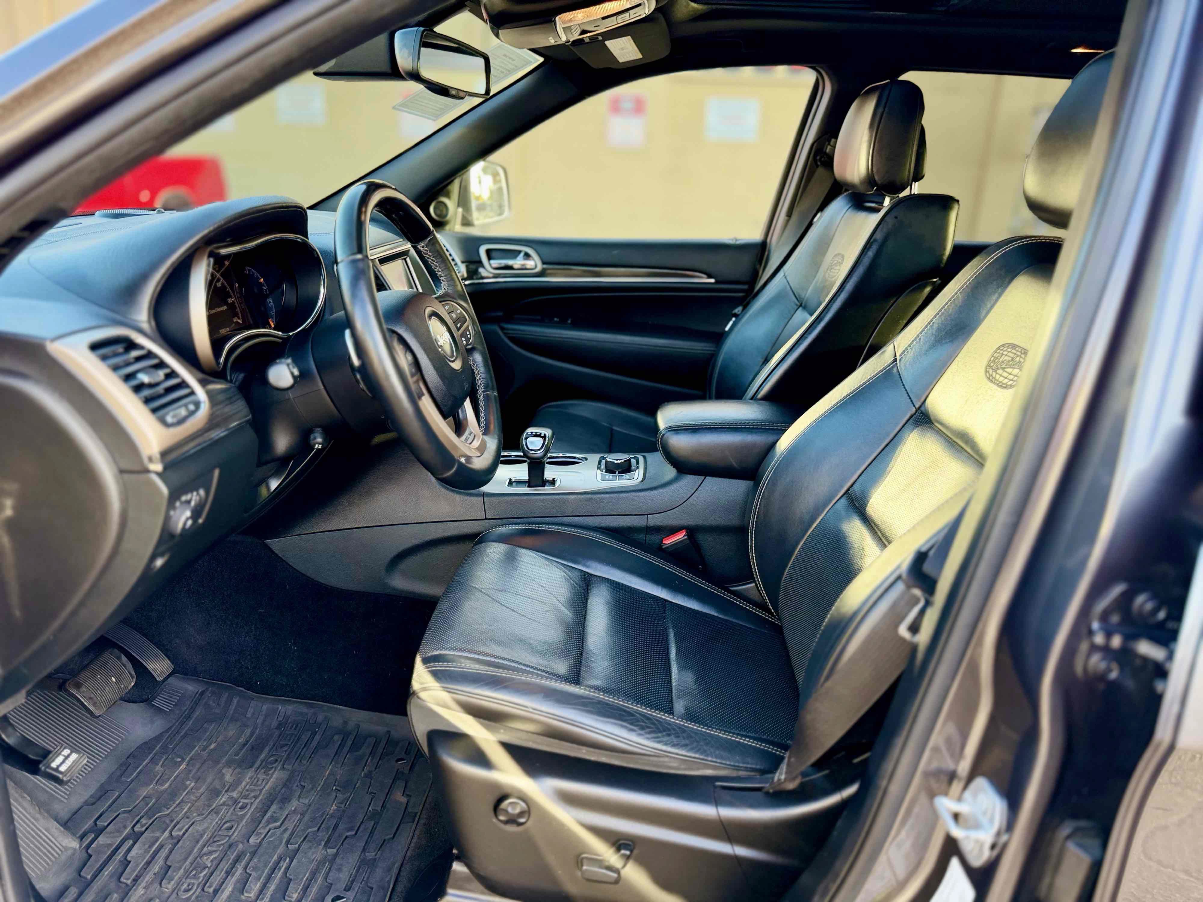 Used 2015 Jeep Grand Cherokee Overland w/ Advanced Technology Group AWD/4WD image 26