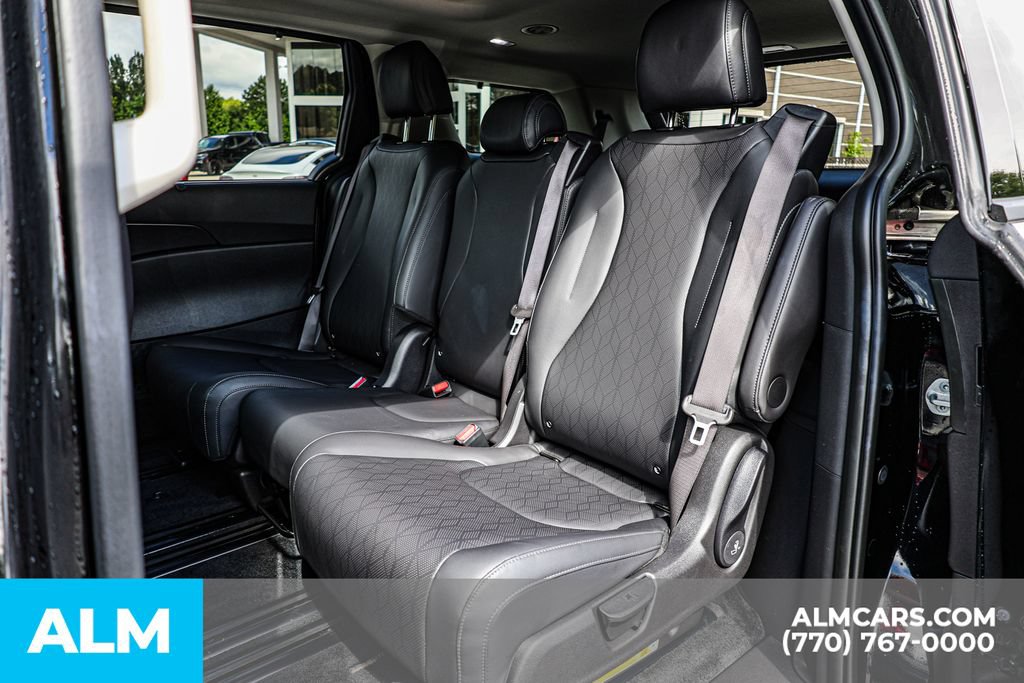 Used 2025 Kia Carnival SX w/ SX Dark Edition Package FWD image 18