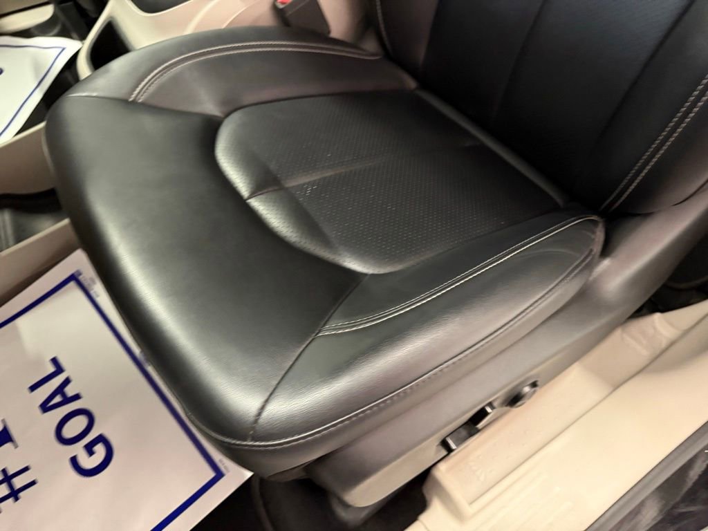 Used 2024 Chrysler Pacifica Touring-L image 23