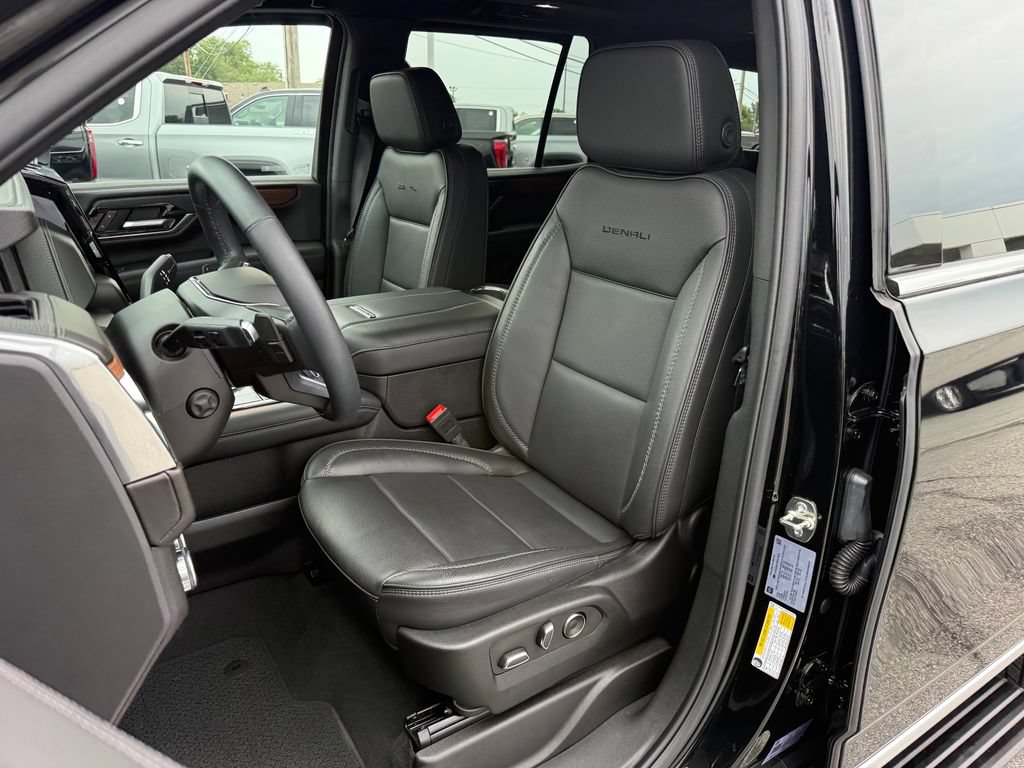 Used 2025 GMC Yukon Denali w/ Sun & Power Step Package AWD/4WD image 15