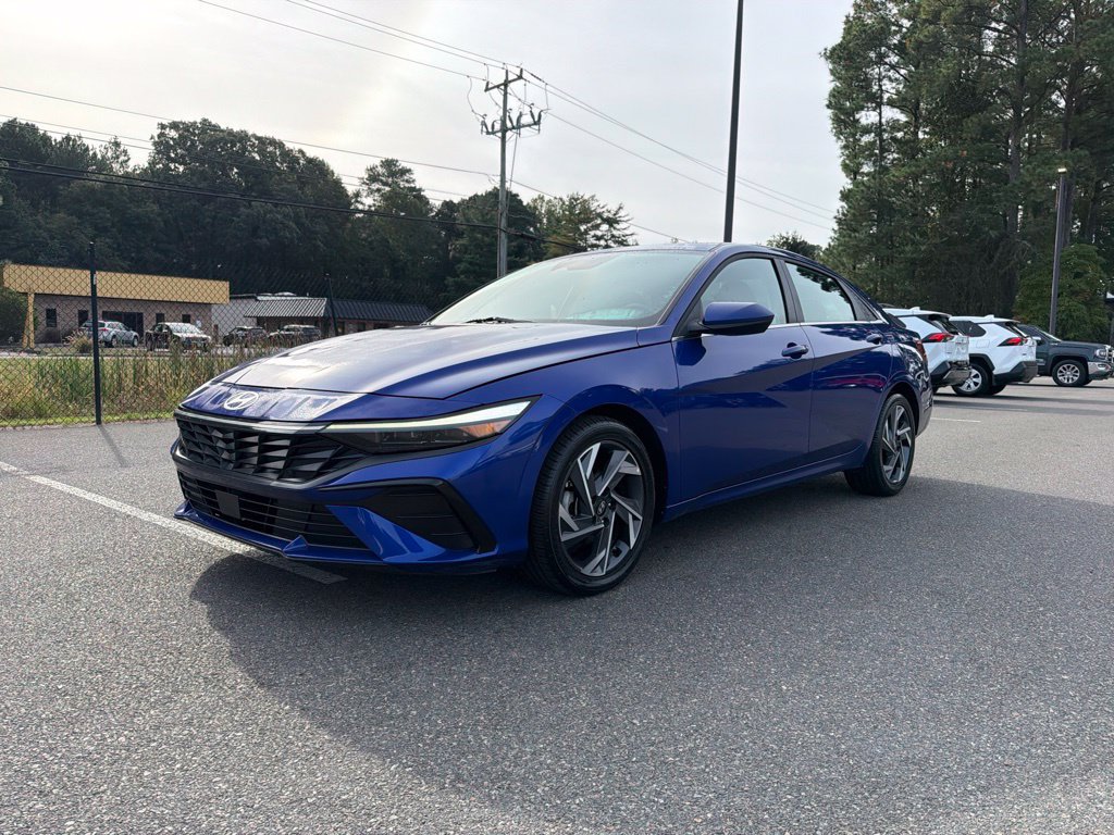 Used 2025 Hyundai Elantra SEL FWD image 2