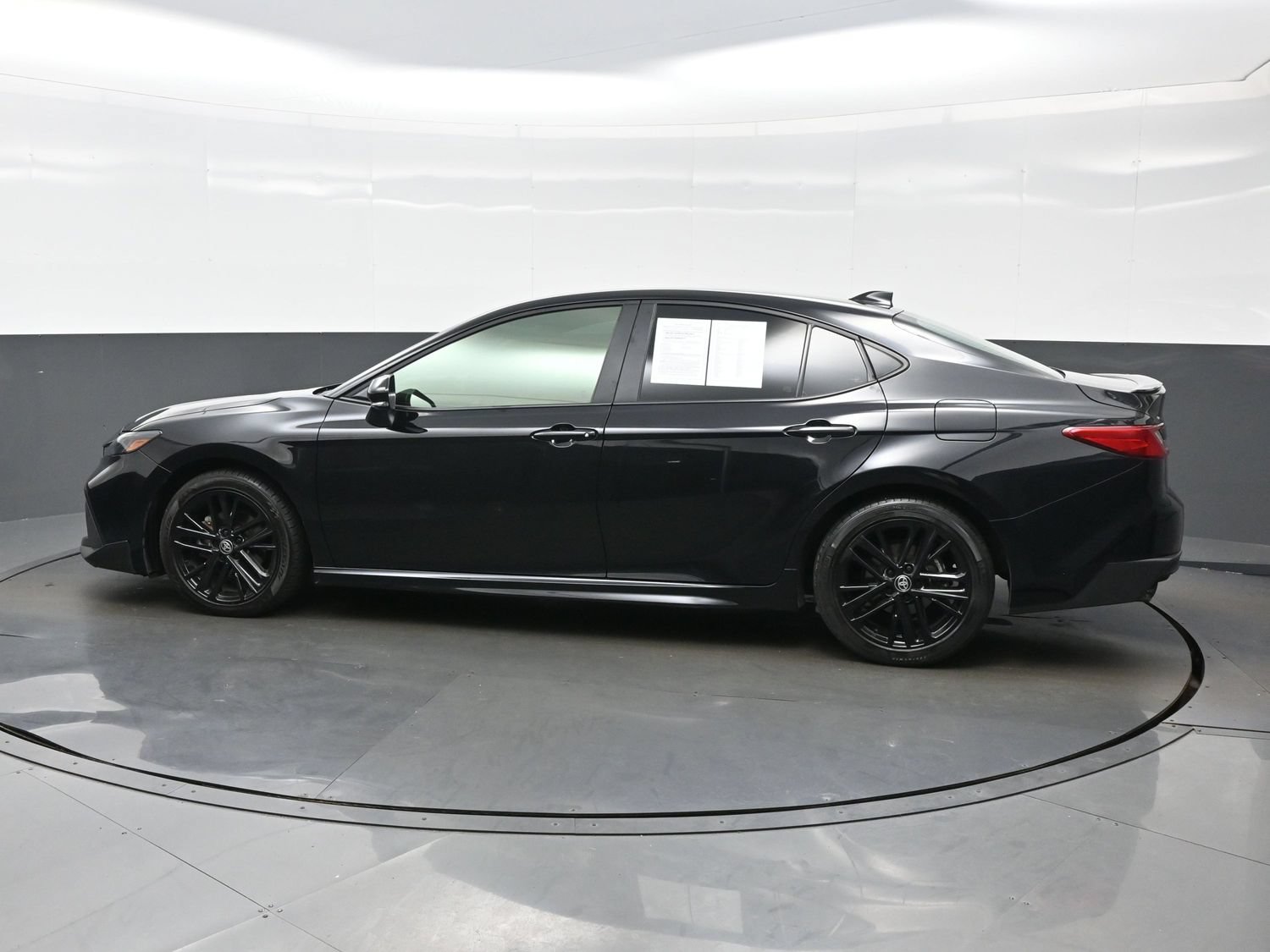 Used 2025 Toyota Camry SE AWD/4WD image 4