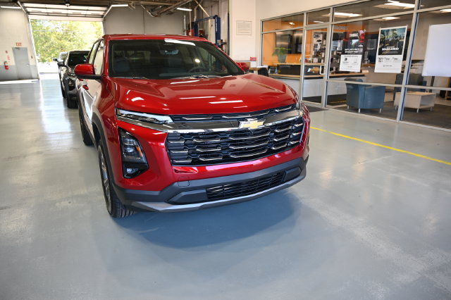 New 2027 Chevrolet Equinox LT w/ Convenience Package II AWD/4WD image 3