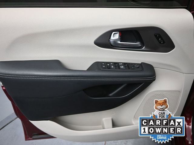 Used 2023 Chrysler Pacifica Touring-L image 14