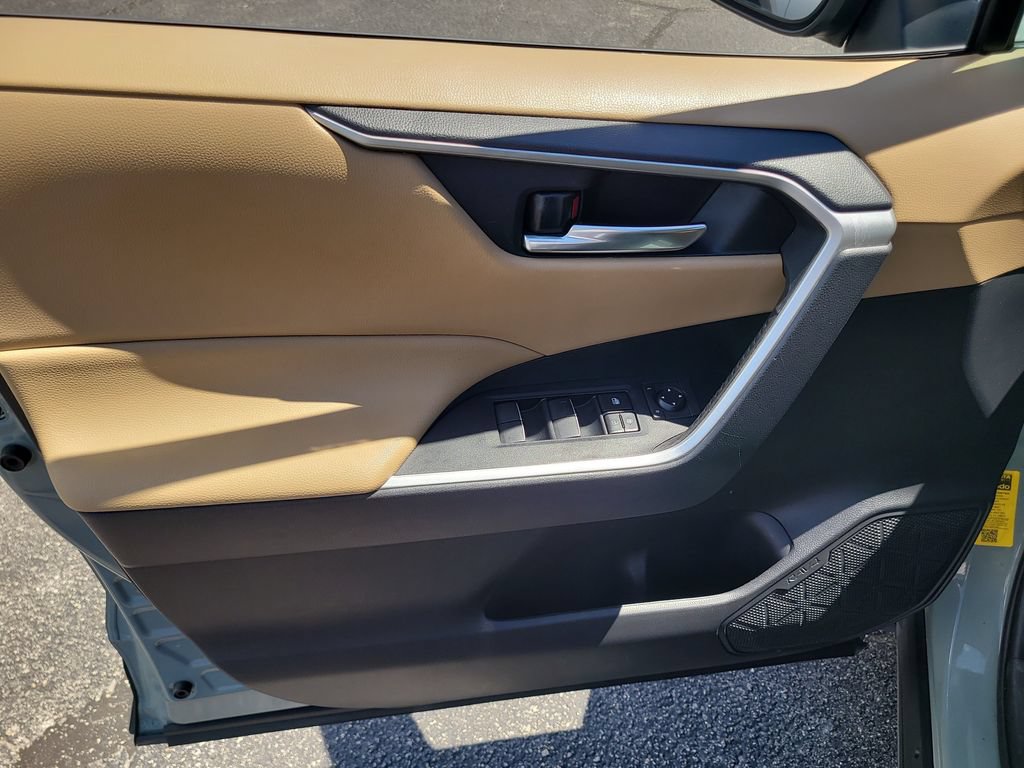 Used 2020 Toyota RAV4 XLE Premium FWD image 15