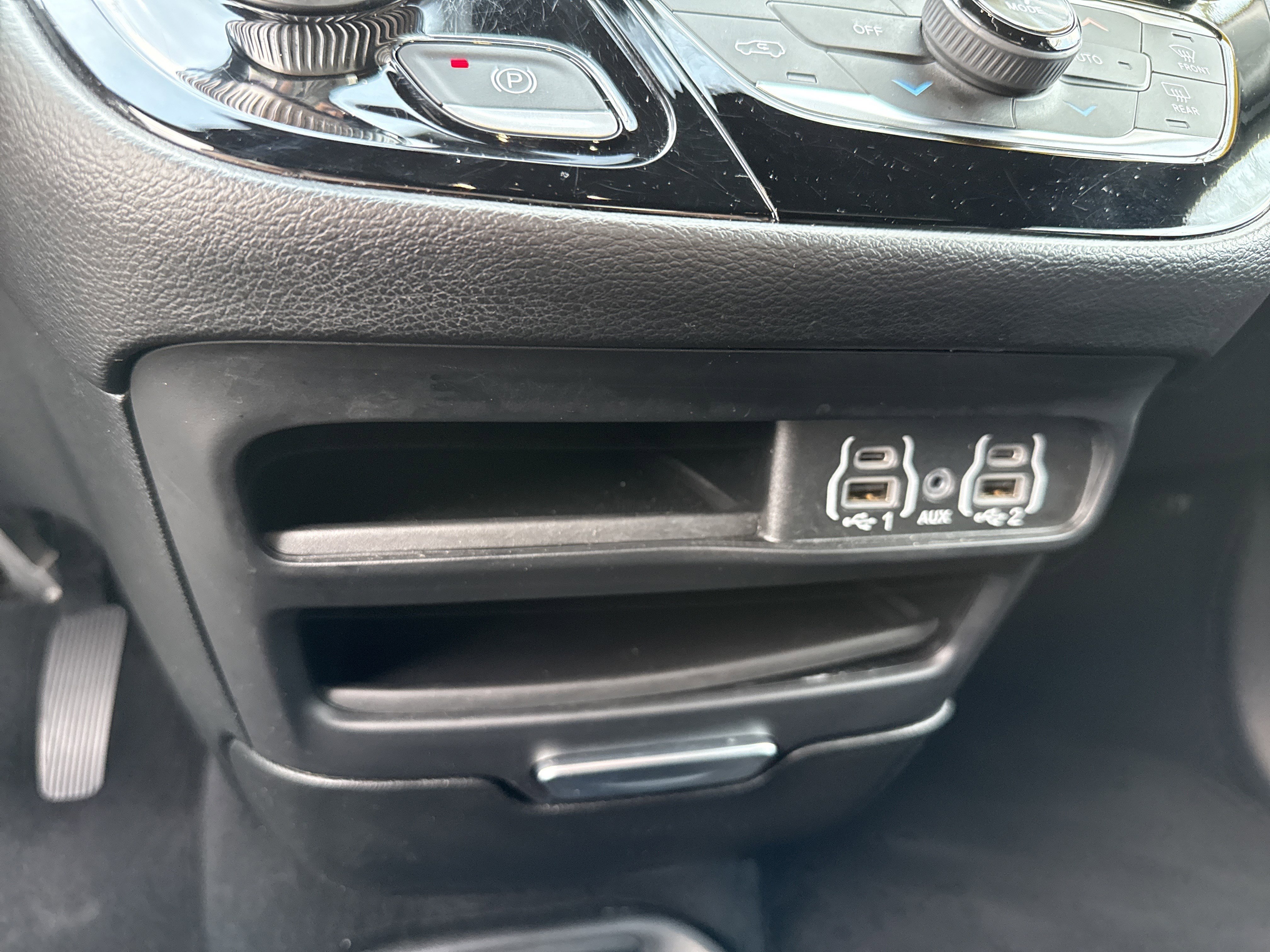 Used 2025 Chrysler Pacifica Select image 29