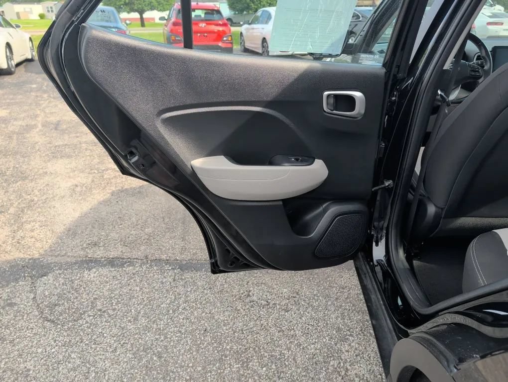 Used 2022 Hyundai Venue SEL FWD image 18