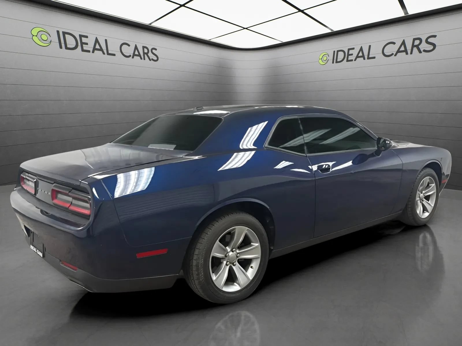 Used 2015 Dodge Challenger SXT RWD image 5