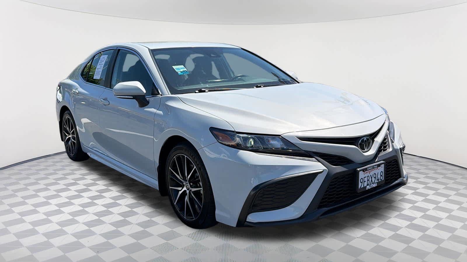 Used 2023 Toyota Camry SE FWD video 3
