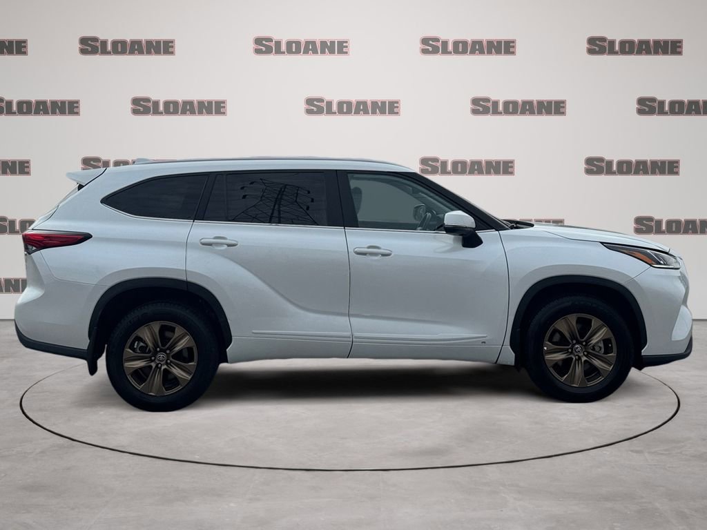 Used 2023 Toyota Highlander Bronze Edition image 6