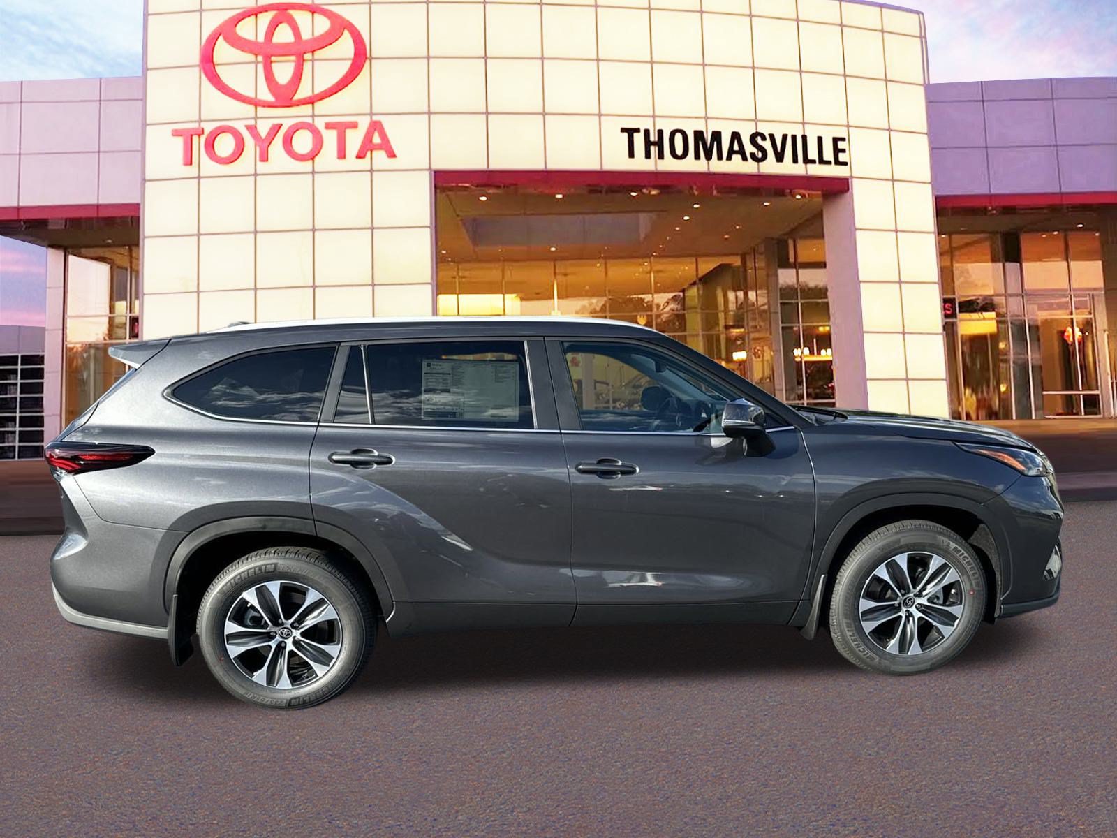 New 2025 Toyota Highlander XLE FWD image 4