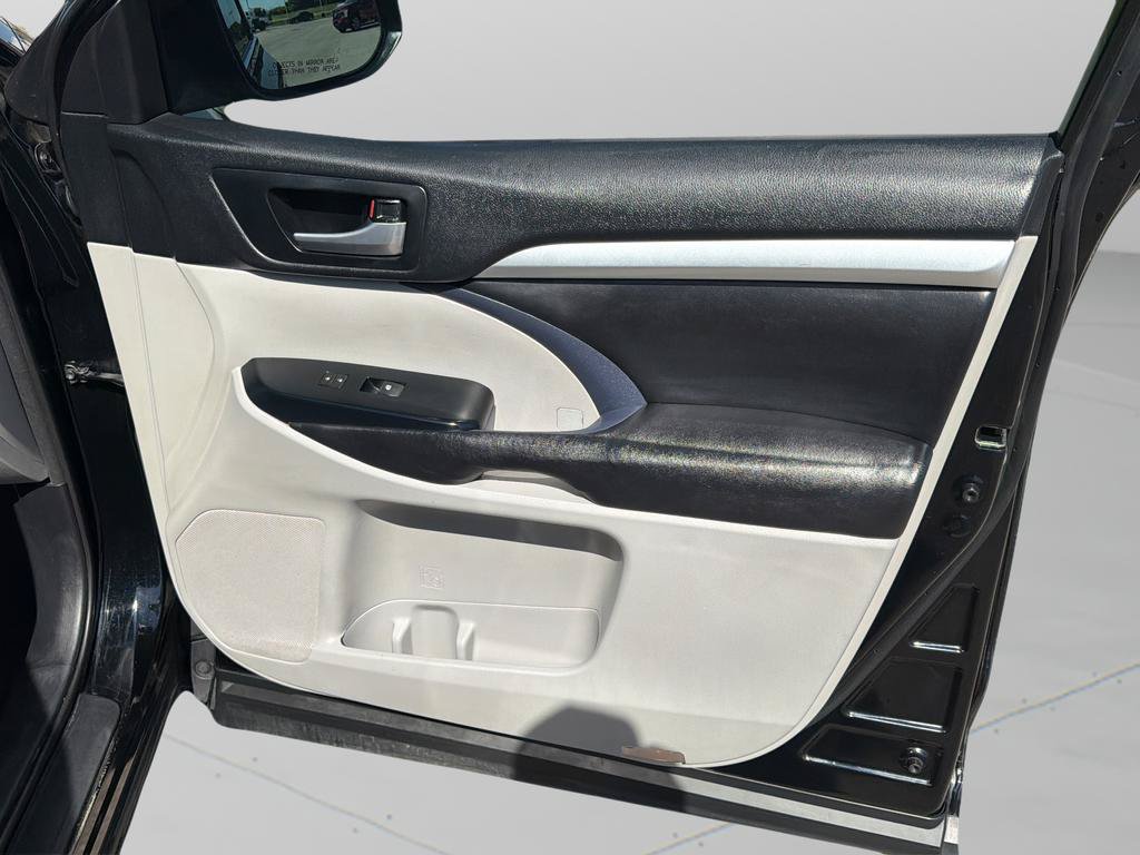 Used 2018 Toyota Highlander XLE AWD/4WD image 9