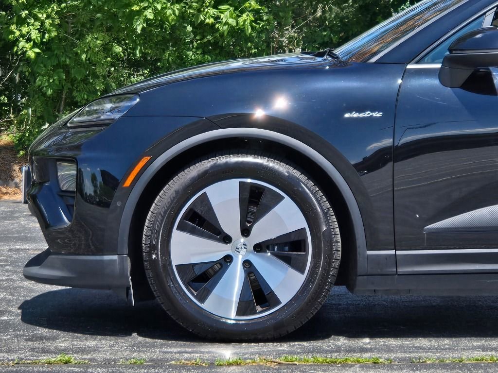 Certified 2024 Porsche Macan 4 Electric image 12