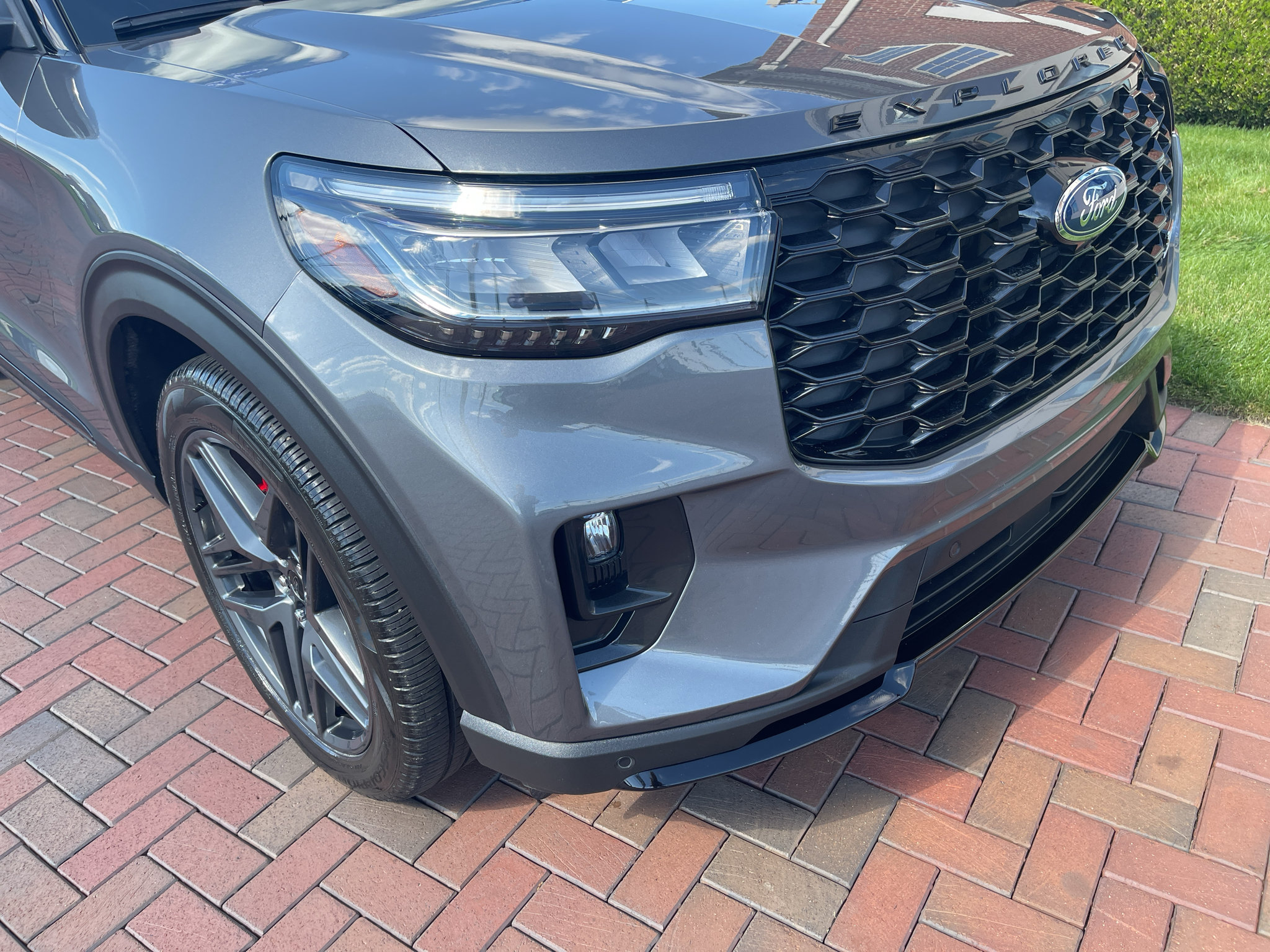 Used 2025 Ford Explorer ST AWD/4WD image 4
