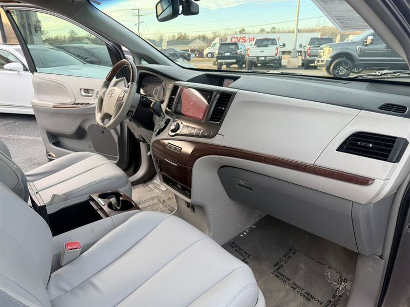 Used 2013 Toyota Sienna Limited w/ Premium Pkg FWD image 11