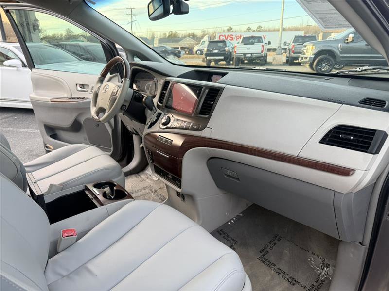 Used 2013 Toyota Sienna Limited w/ Premium Pkg image 11