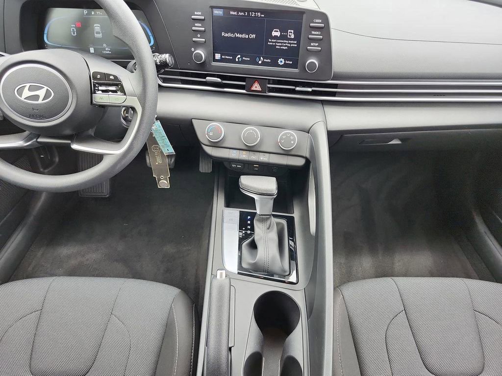 Certified 2024 Hyundai Elantra SE FWD image 17