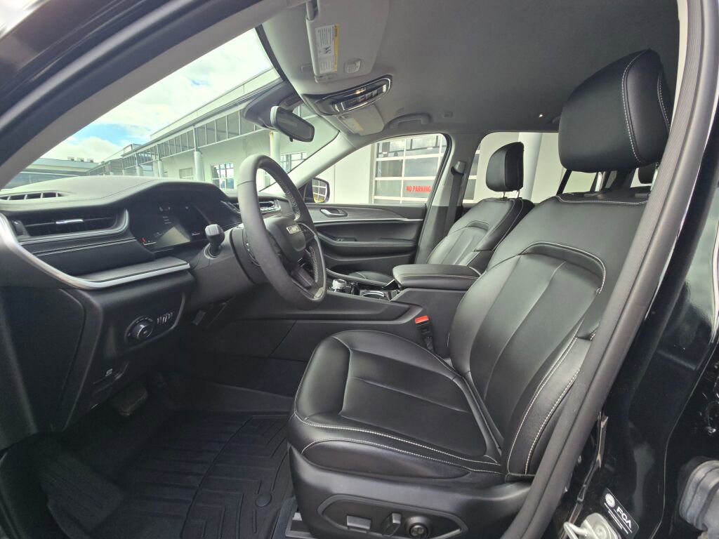 Used 2023 Jeep Grand Cherokee Limited image 17