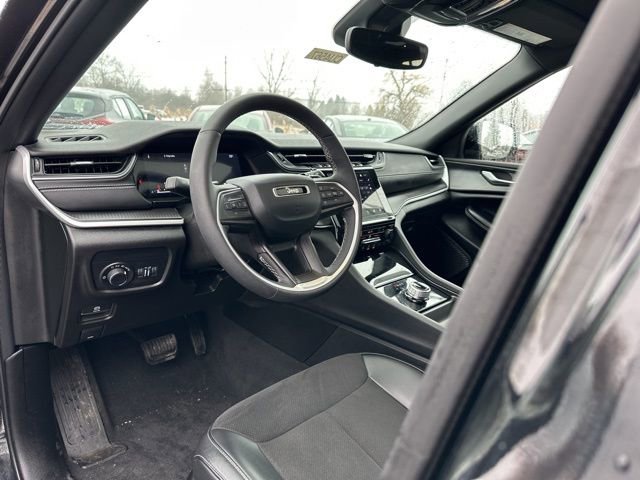 Used 2023 Jeep Grand Cherokee Altitude AWD/4WD image 17