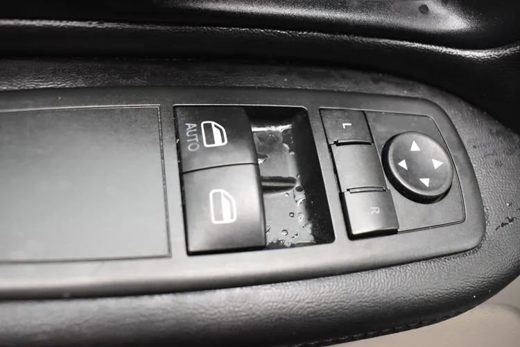 Used 2012 Dodge Grand Caravan American Value Package FWD image 21