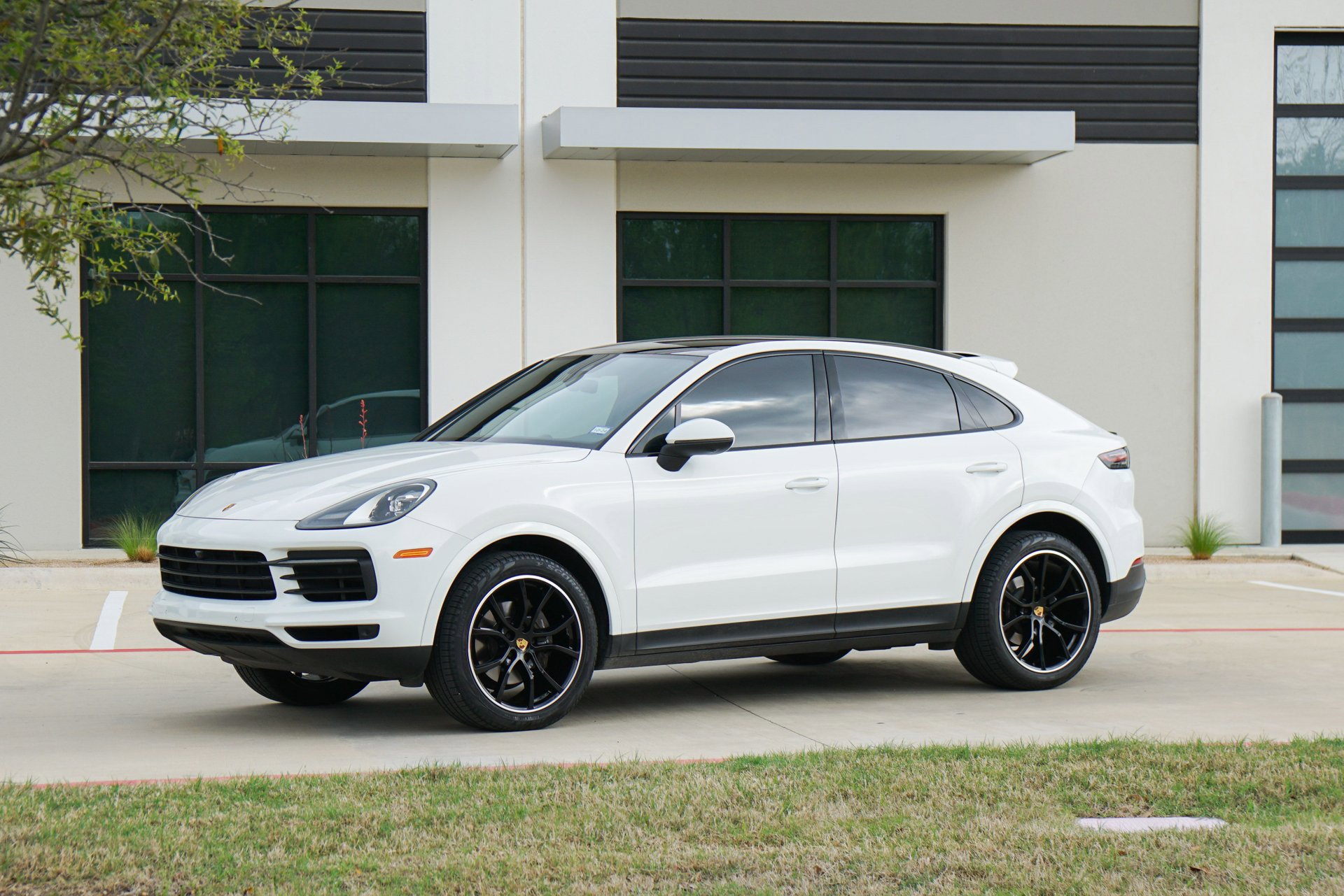 Used 2020 Porsche Cayenne image 1