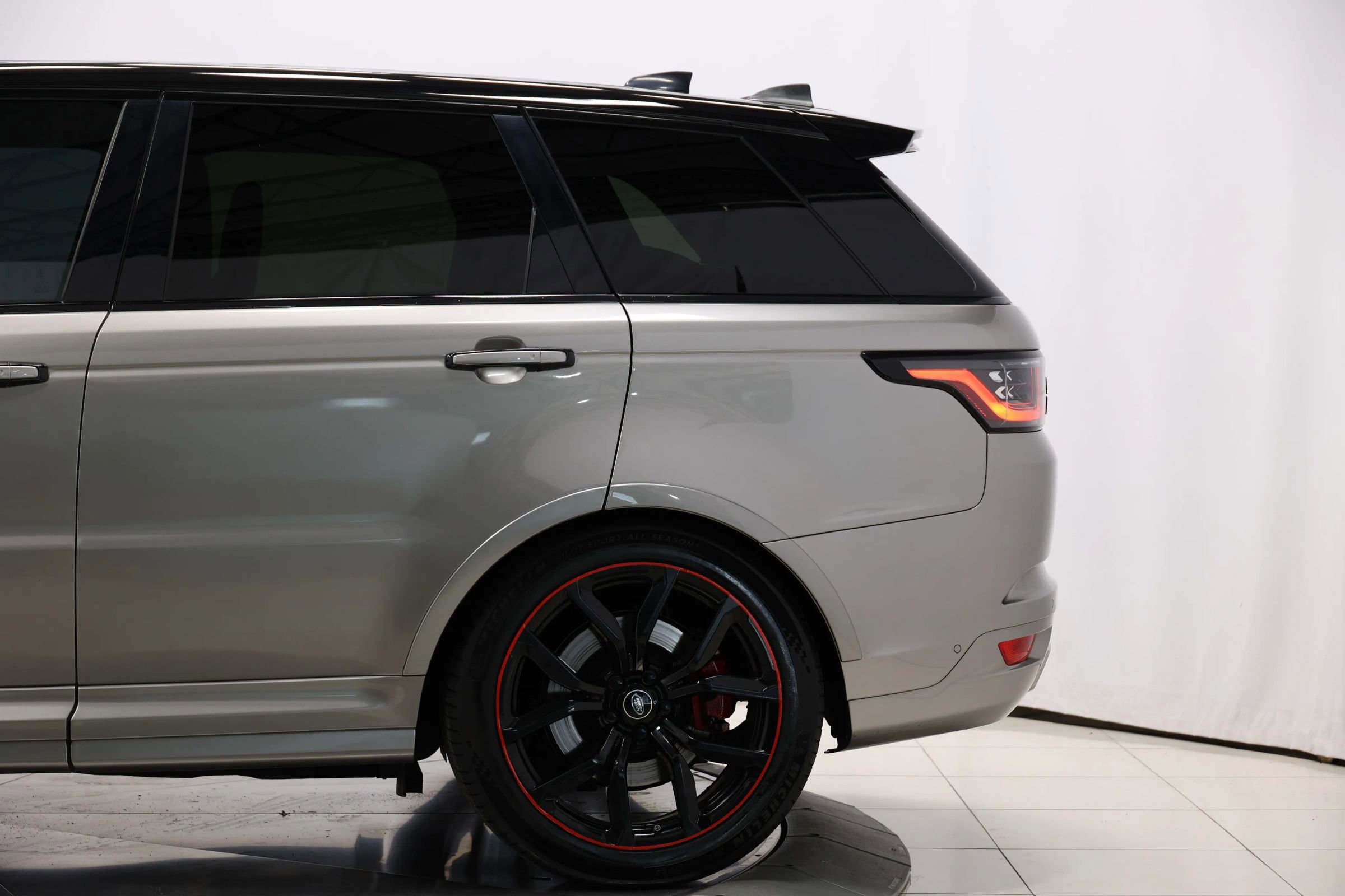 Used 2020 Land Rover Range Rover Sport SVR image 9