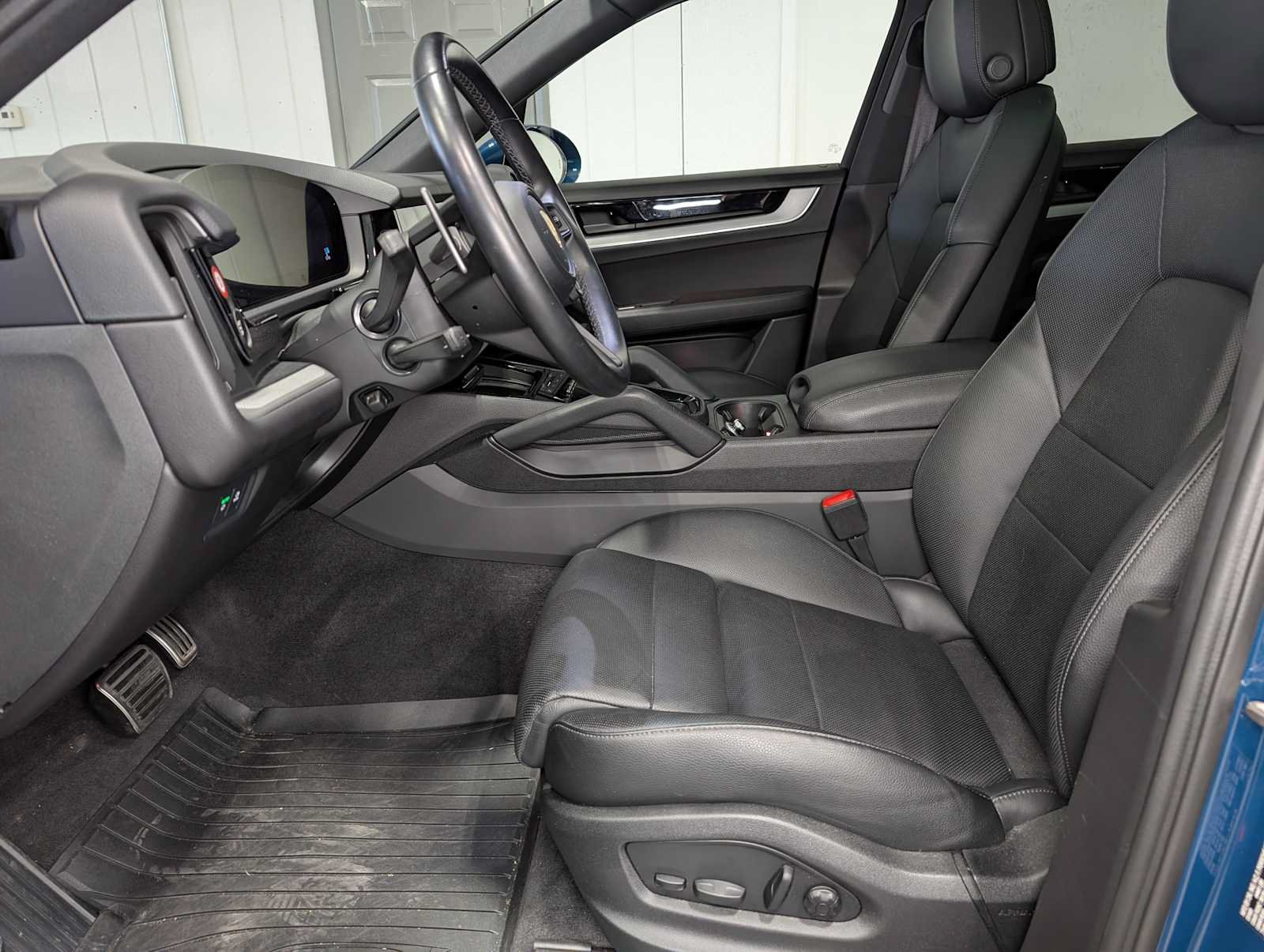 Used 2024 Porsche Cayenne S AWD/4WD image 3