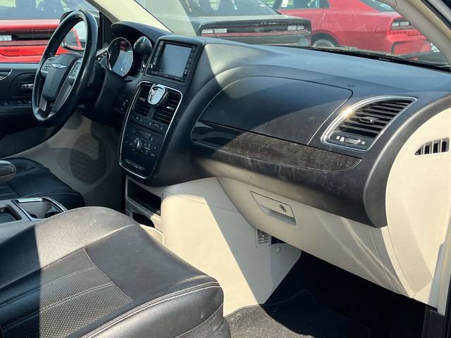Used 2014 Chrysler Town & Country Touring-L w/ Driver Convenience Group FWD image 25
