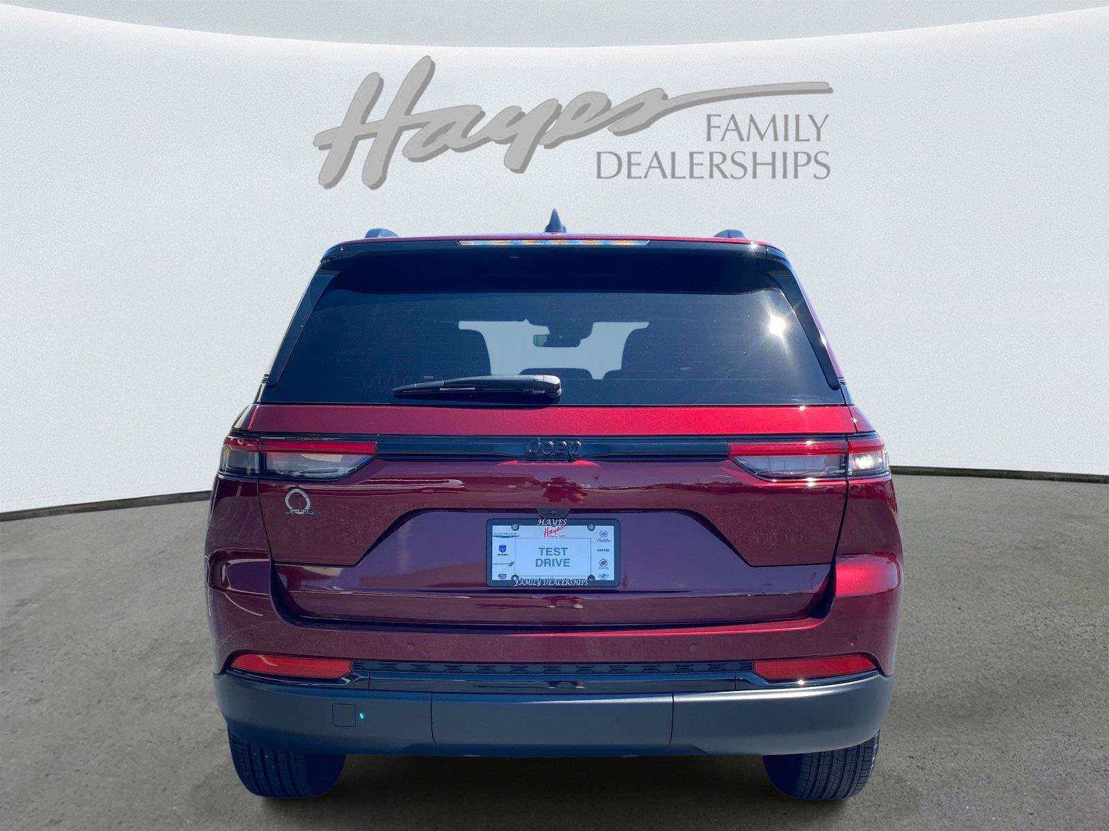 Used 2025 Jeep Grand Cherokee Altitude RWD image 4