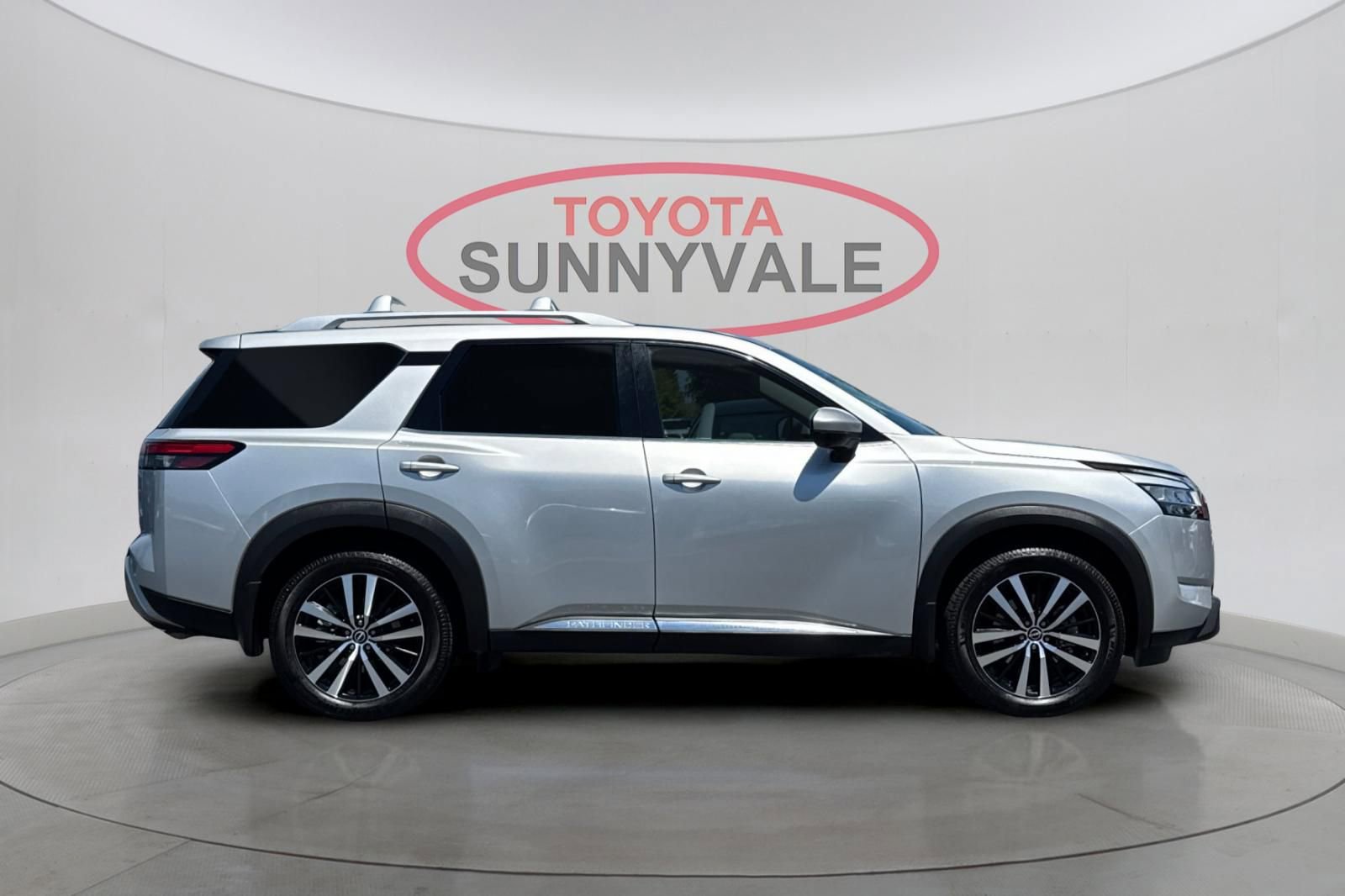 Used 2023 Nissan Pathfinder Platinum FWD image 9