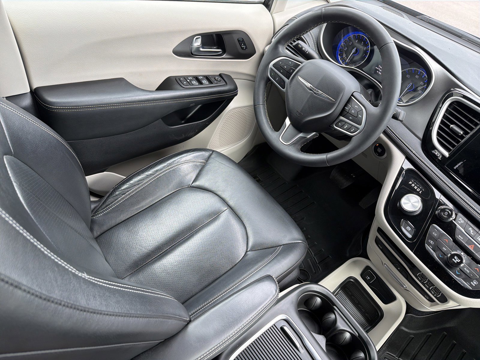 Used 2022 Chrysler Pacifica Touring-L w/ Uconnect Theater Family Group image 9