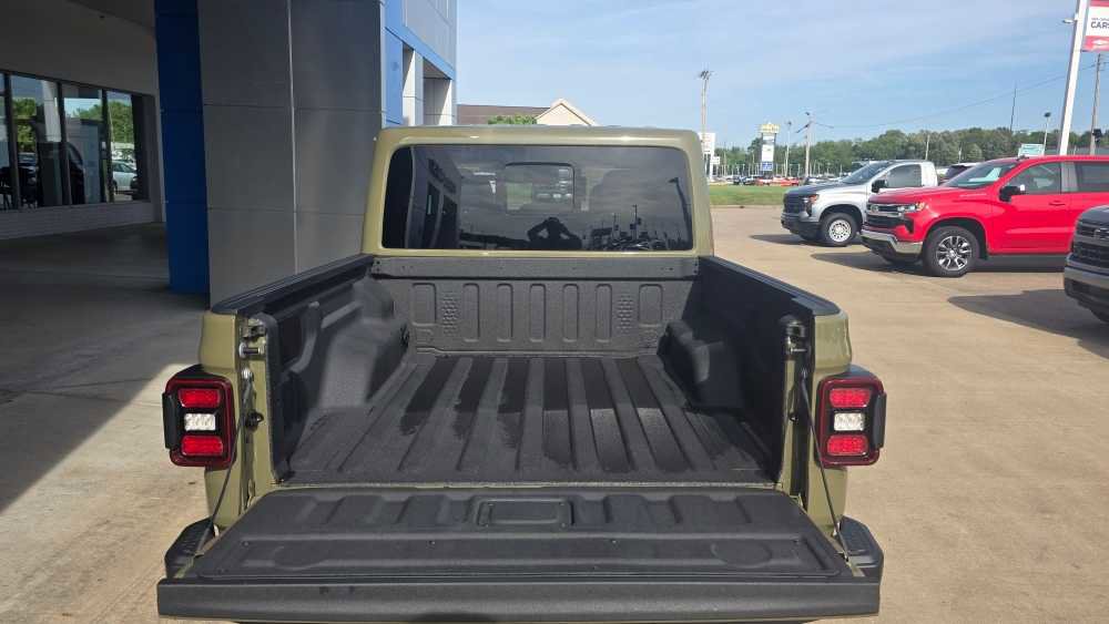 Used 2025 Jeep Gladiator Mojave w/ Convenience Group AWD/4WD image 11