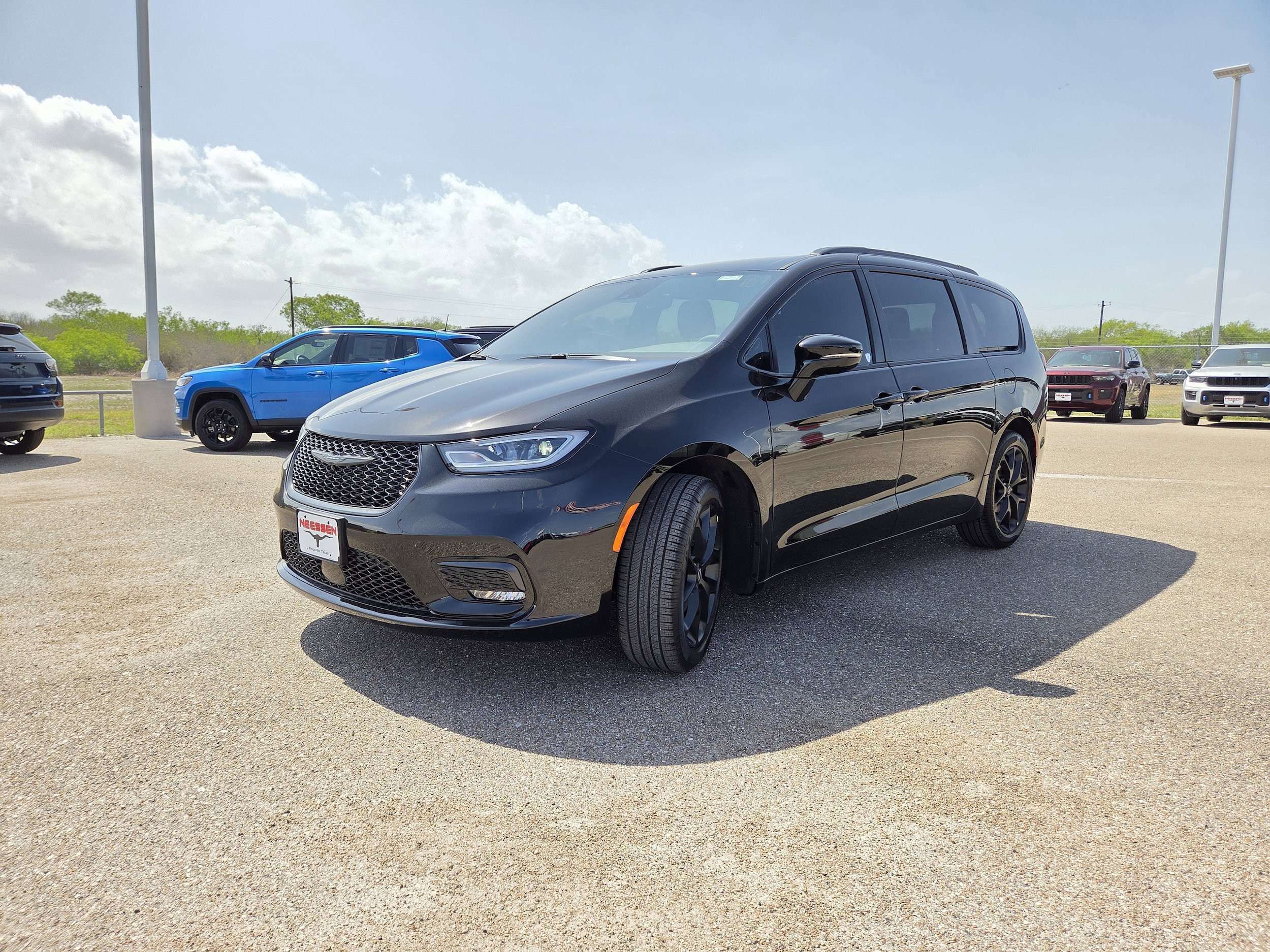 New 2026 Chrysler Pacifica Select image 3