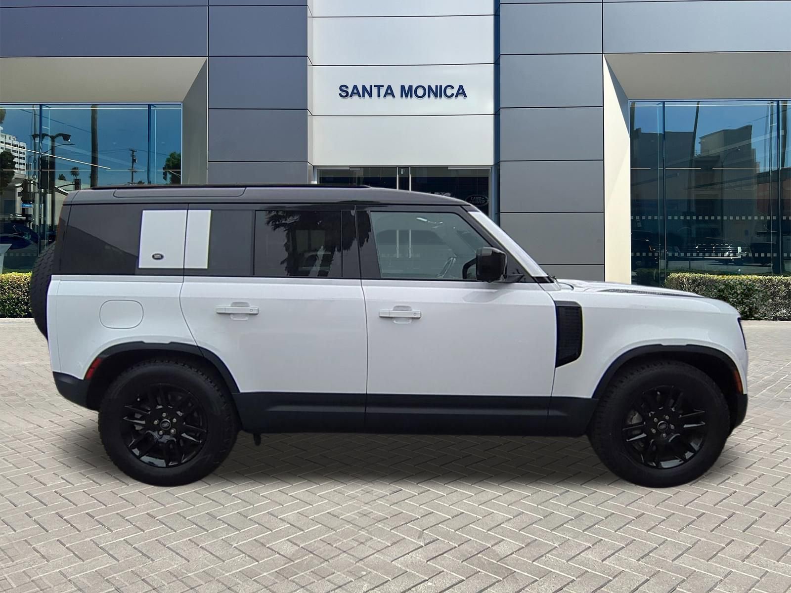 Used 2023 Land Rover Defender 110 SE AWD/4WD image 6
