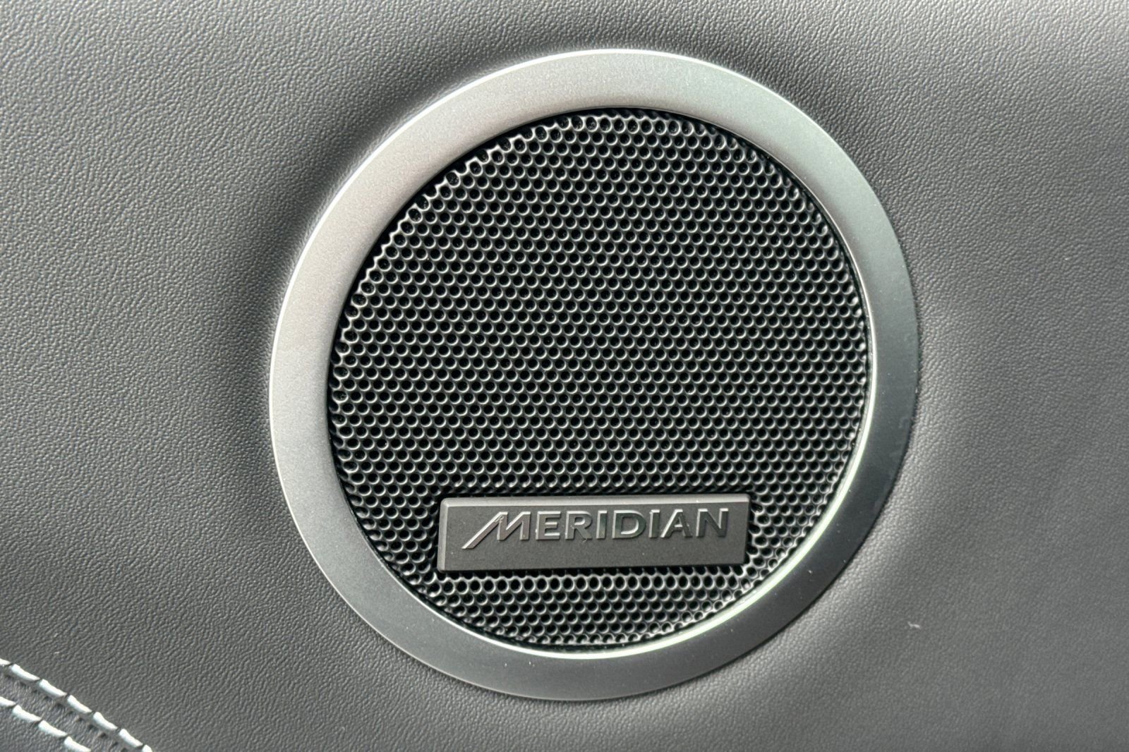 Certified 2024 Land Rover Discovery Metropolitan Edition image 20